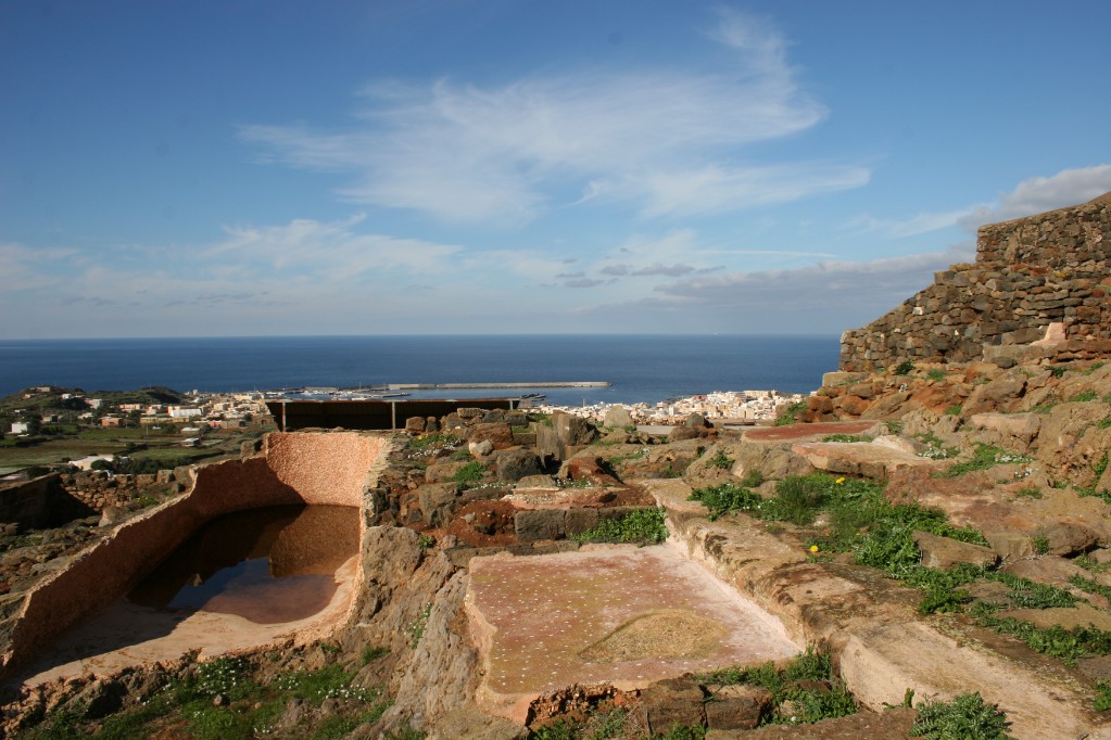 Pantelleria - Sicilia- resti di cisterna punica e scalinata del tempio nell'acropoli di San Marco  